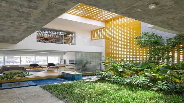 Rumah dengan Taman Indoor